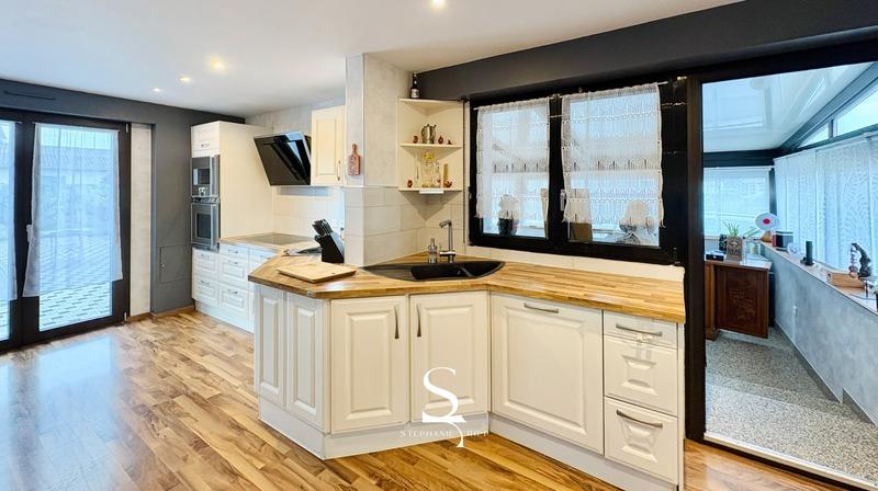 Maison - 180 m² - 7 pièces