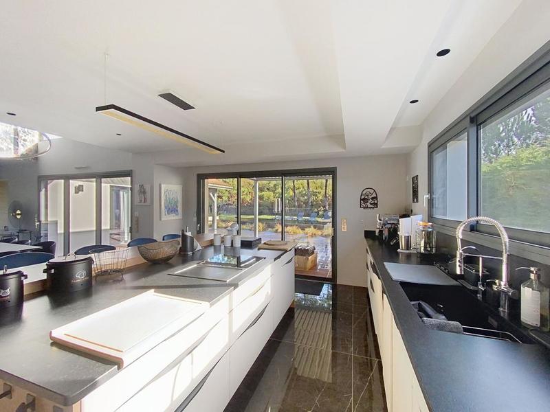 Propriété - 205 m² - 6 pièces