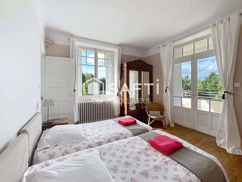 Maison - 300 m² - 9 pièces