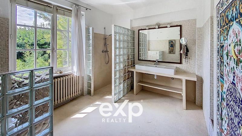 Maison - 242 m² - 7 pièces