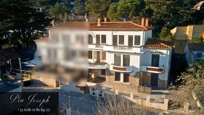 Propriété - 230 m² - 12 pièces