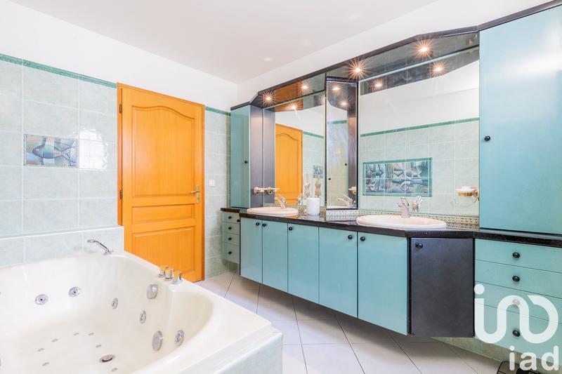 Maison - 220 m² - 10 pièces