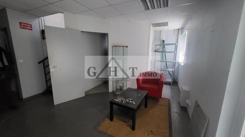 Entrepôt - 972 m²