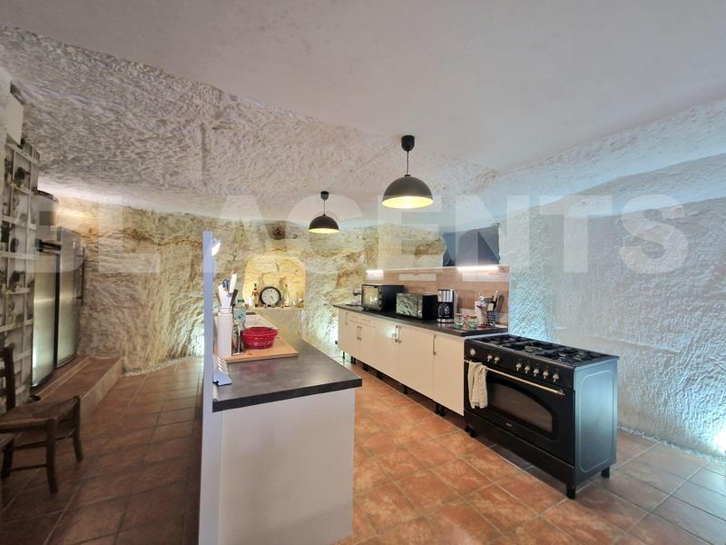 Maison - 220 m² - 8 pièces