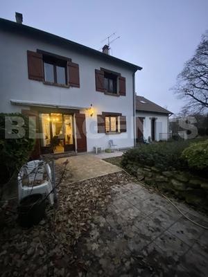 Maison traditionnelle - 175 m² - 9 pièces