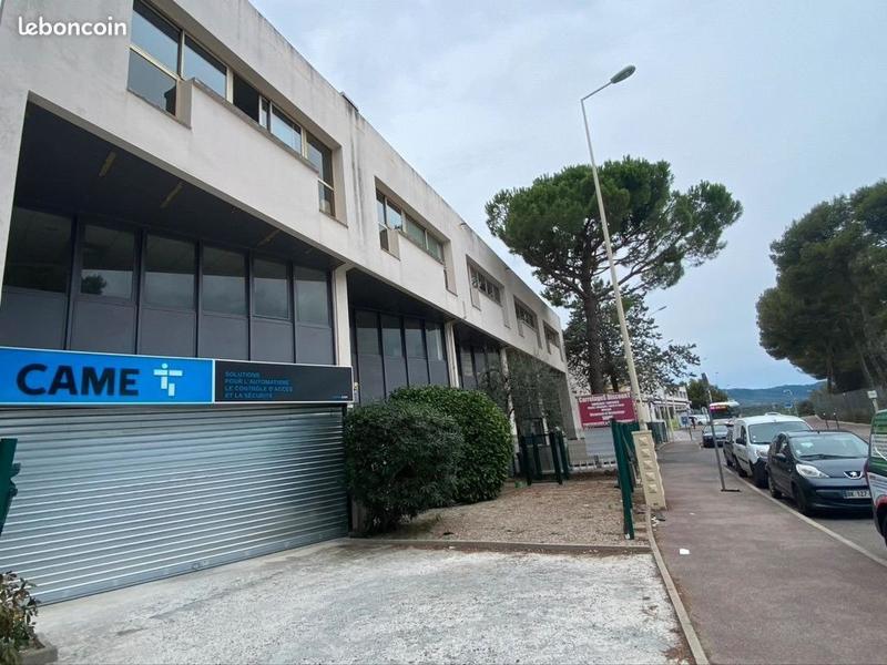 Local commercial - 280 m² - 8 pièces
