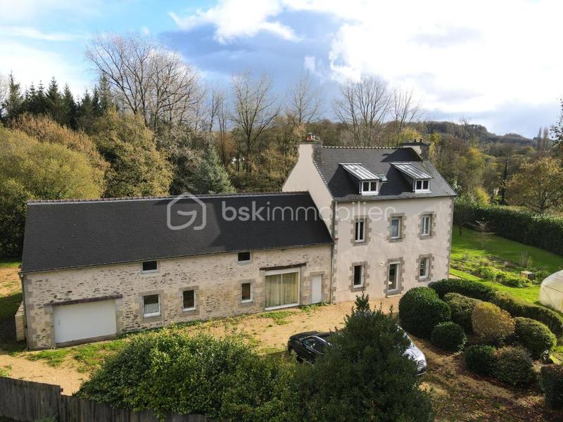 Propriété - 223 m² - 9 pièces