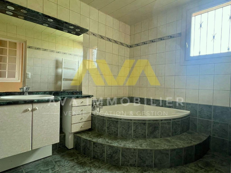 Maison - 202 m² - 8 pièces