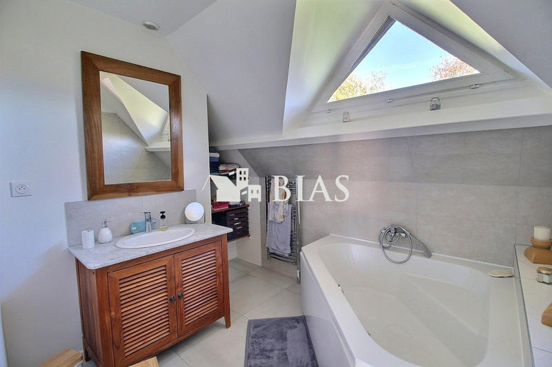 Maison traditionnelle - 187 m² - 7 pièces