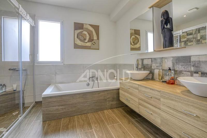 Maison - 208 m² - 8 pièces
