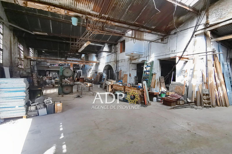 Local commercial - 921 m²