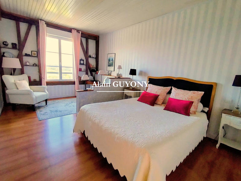 Maison - 240 m² - 8 pièces