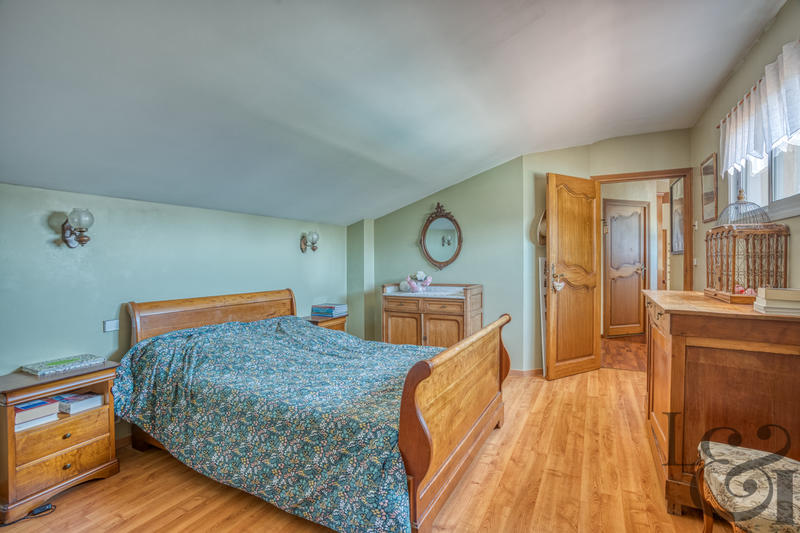 Maison - 220 m² - 9 pièces