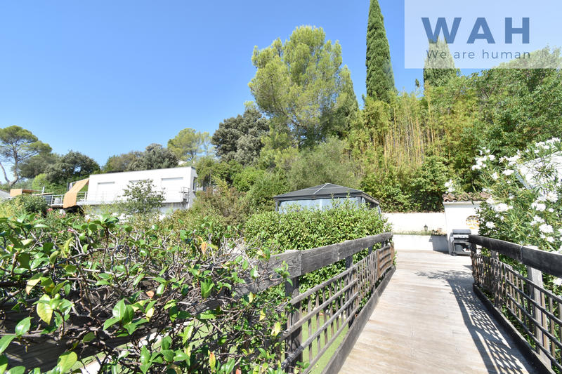 Maison - 233 m² - 10 pièces