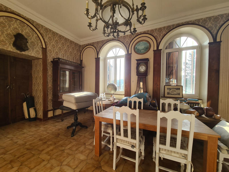 Propriété - 1 400 m² - 23 pièces