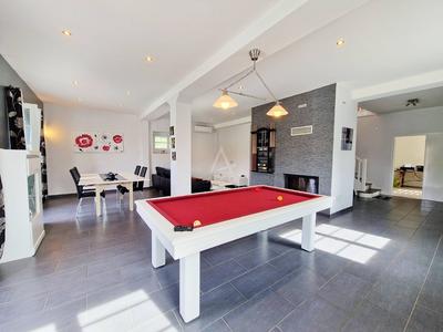 Maison - 236 m² - 10 pièces
