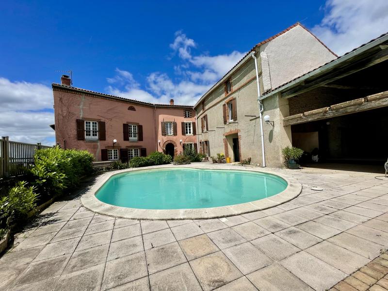 Maison - 285 m² - 9 pièces