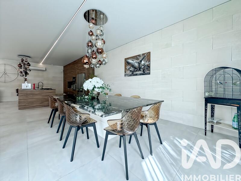 Maison - 212 m² - 7 pièces