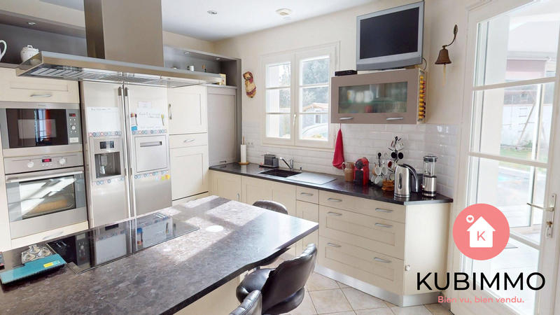 Maison - 210 m² - 8 pièces