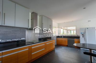 Maison - 298 m² - 9 pièces