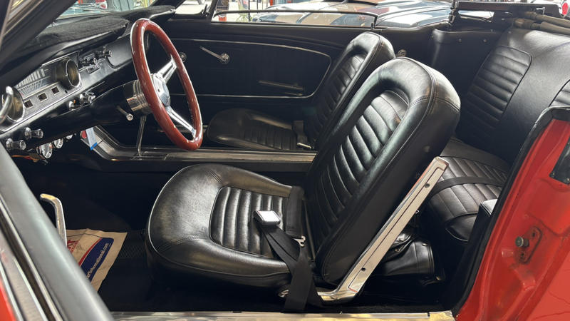 Ford Mustang Cabriolet 289 Ci V8 Popy Red 1965