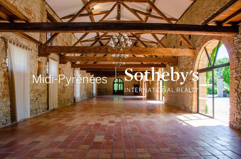 Château - 1 573 m² - 36 pièces