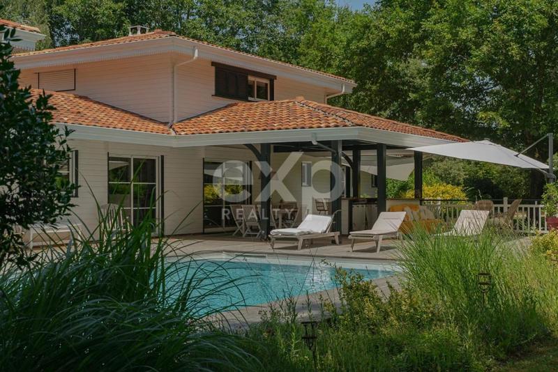 Propriété - 220 m² - 8 pièces