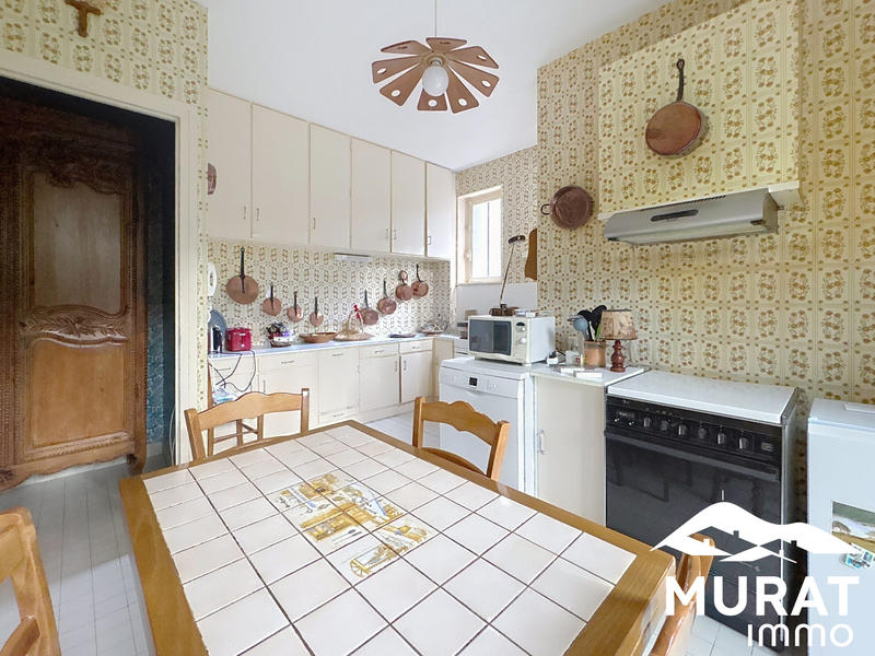 Maison - 238 m² - 9 pièces