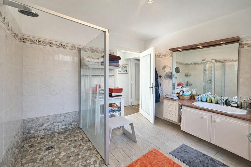 Propriété - 180 m² - 7 pièces