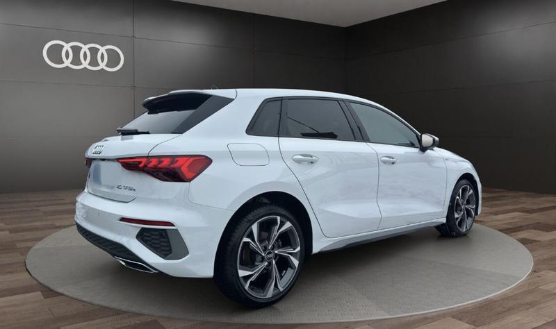 Audi A3 sportback 40 TFSIe 204 s-Line Hybride Rechargeable / Toit Ouvrant Affichage Tete Haute Matrix Led Regulateur de Distance Keyless