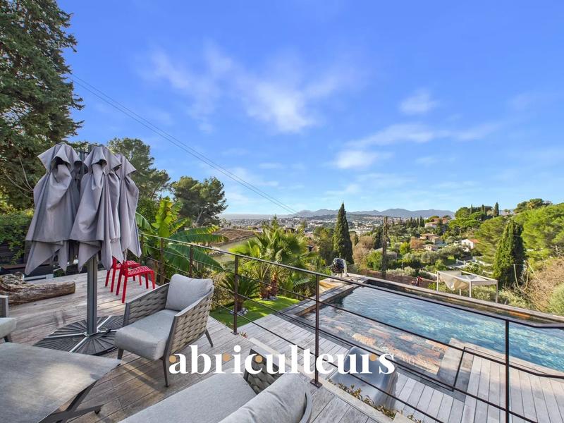 Maison - 227 m² - 7 pièces