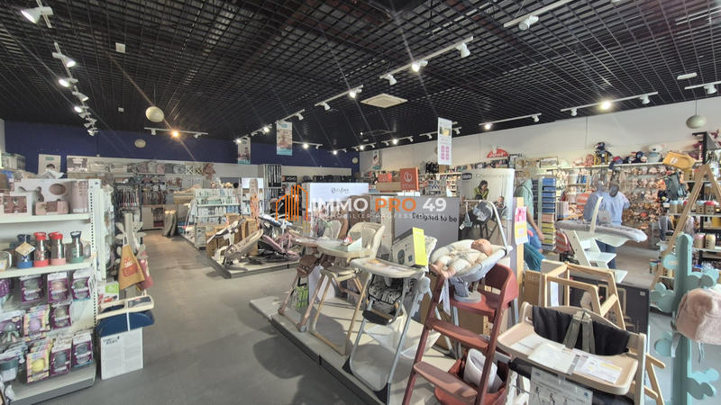 Local commercial - 561 m²
