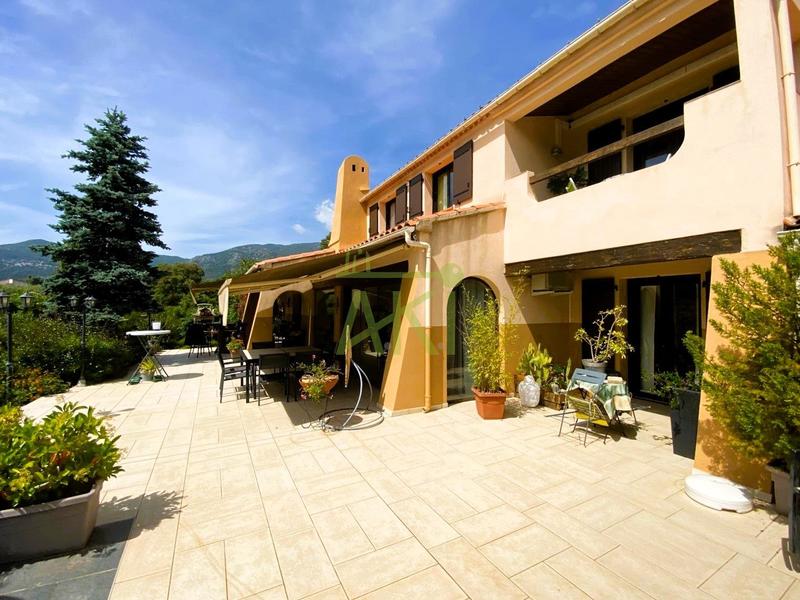 Maison traditionnelle - 313 m² - 11 pièces