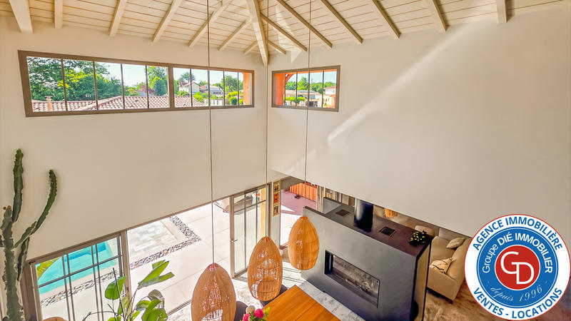 Maison - 250 m² - 6 pièces