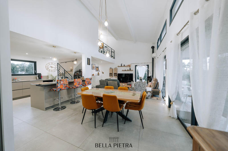 Maison - 218 m² - 5 pièces