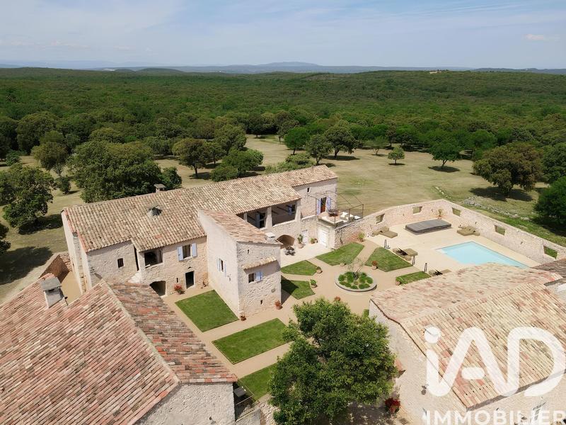 Maison - 910 m² - 20 pièces