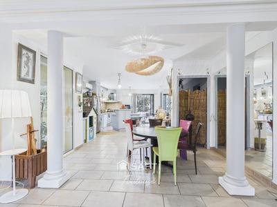 Maison - 274 m² - 8 pièces