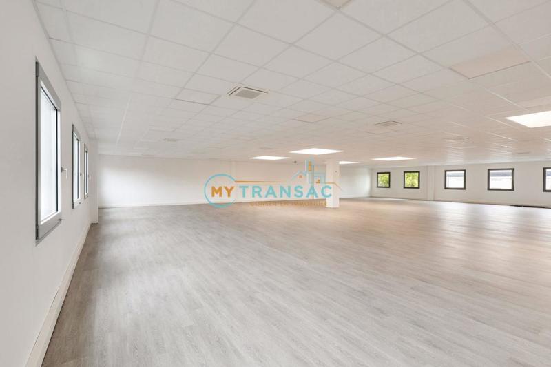 Local d'activités - 1 077 m²