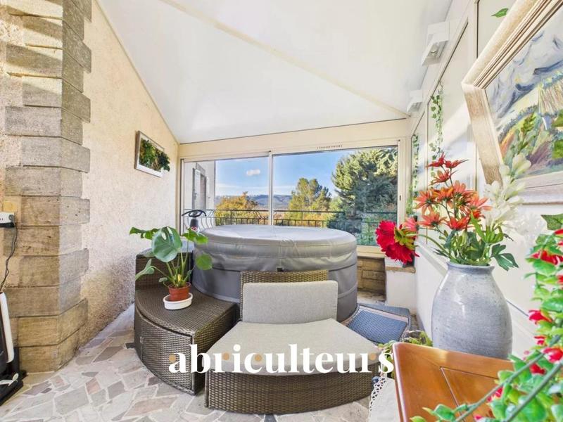 Maison - 232 m² - 8 pièces