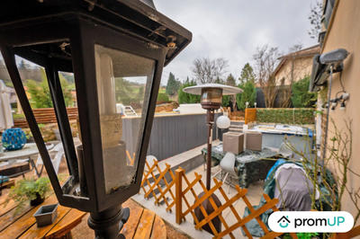 Maison traditionnelle - 260 m² - 8 pièces