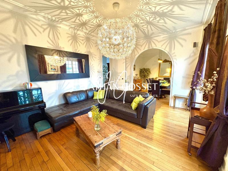 Maison - 247 m² - 10 pièces