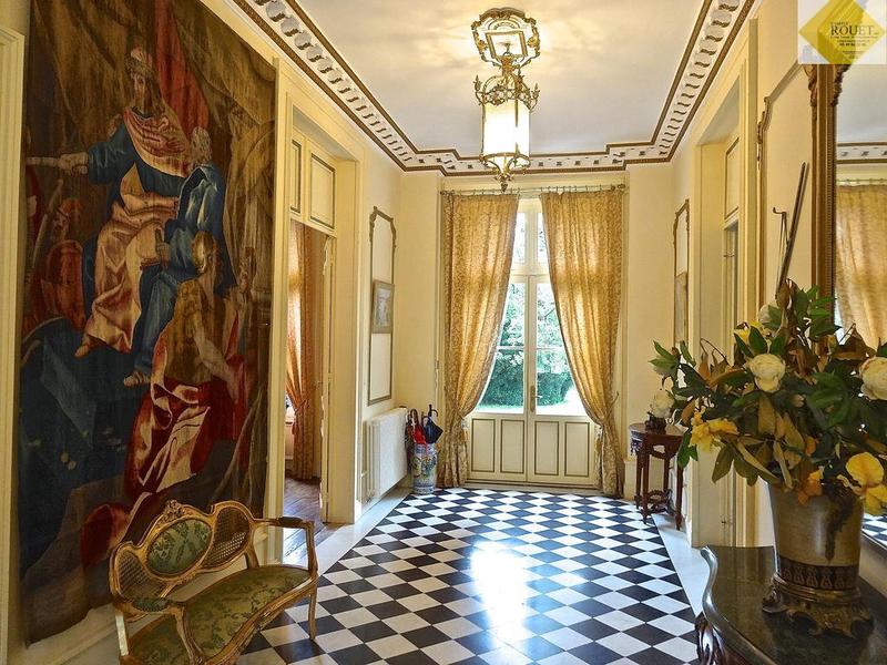 Château - 1 169 m² - 15 pièces