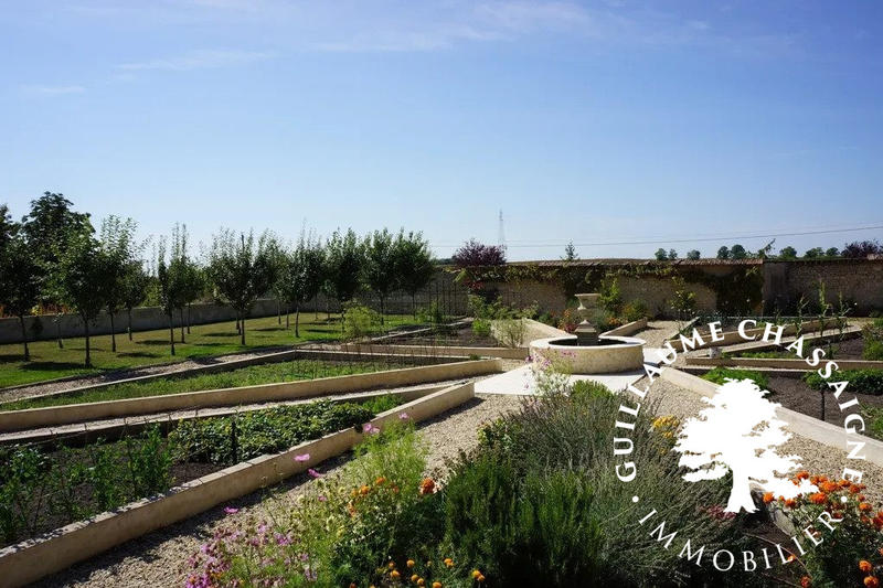 Maison traditionnelle - 1 000 m² - 25 pièces