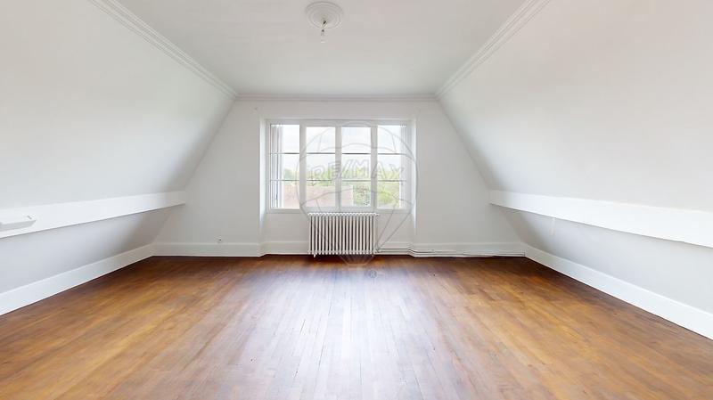 Maison - 233 m² - 8 pièces