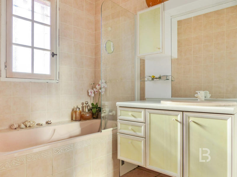 Maison - 222 m² - 8 pièces