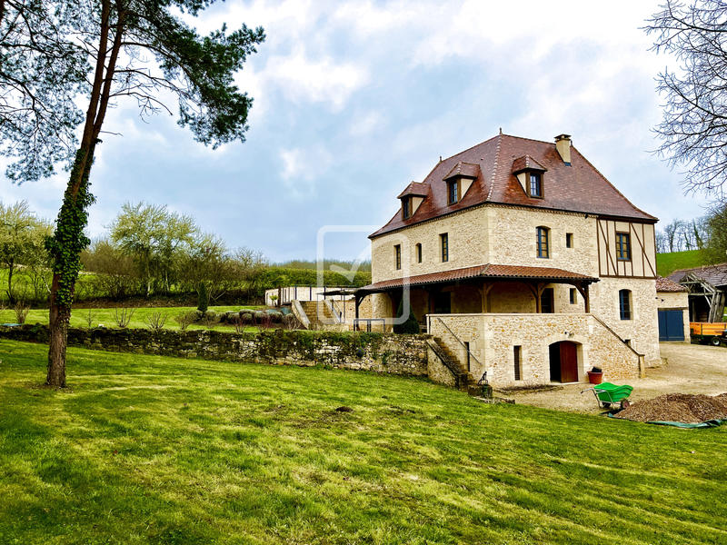 Maison - 435 m² - 9 pièces