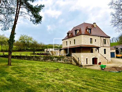 Maison - 435 m² - 9 pièces