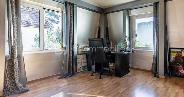 Maison - 290 m² - 9 pièces