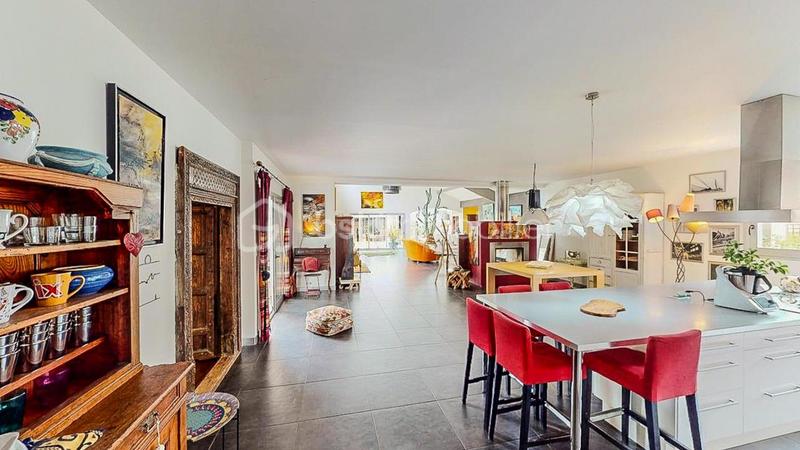 Propriété - 450 m² - 9 pièces