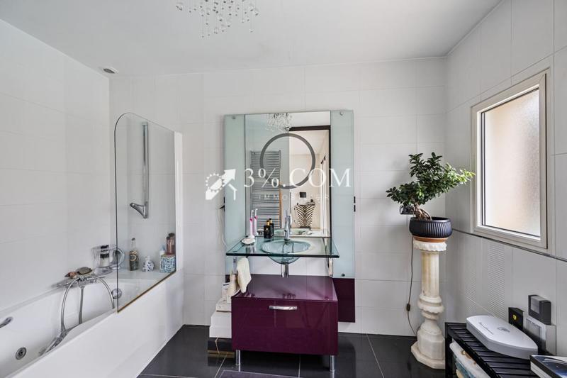 Maison - 230 m² - 7 pièces